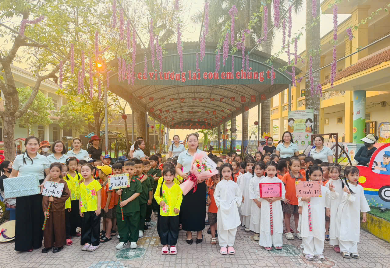 Các  bé 5 tuổi trường mầm non tham quan Trường tiểu học Đô Thành sáng nay